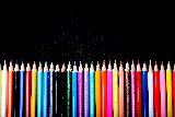 matite colorate in fila